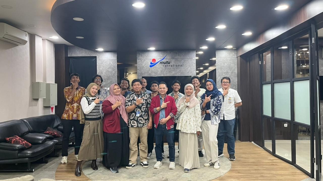 Foto bersama peserta di lobi kantor MUTU International setelah pelatihan selesai