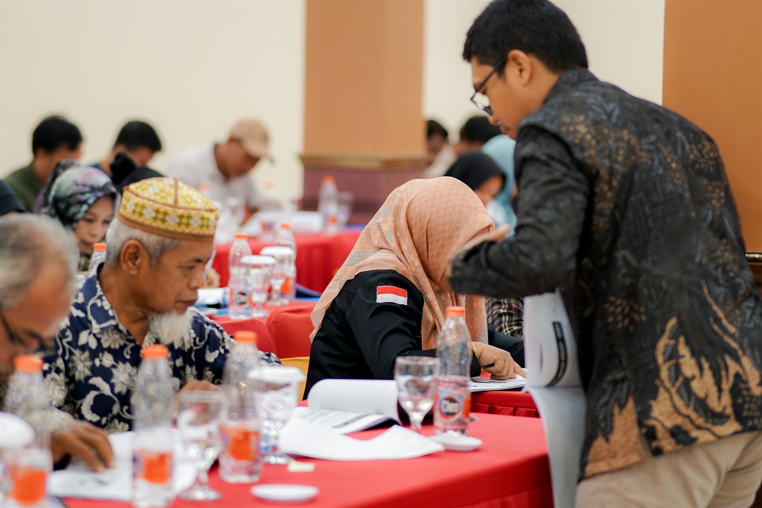 Fasilitator mendampingi peserta secara langsung di meja kerja