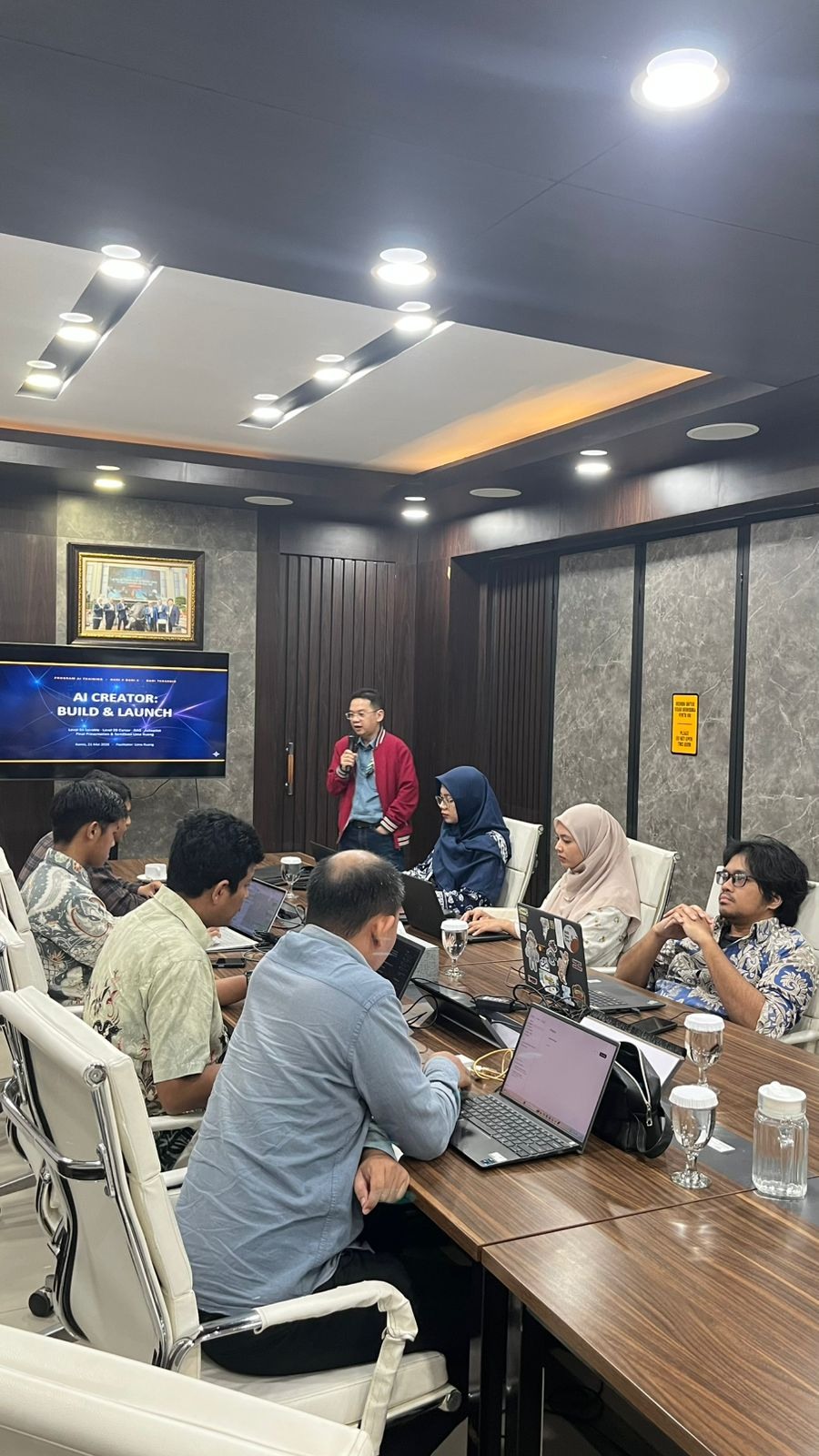 Sesi hari terakhir bertema AI Creator Build and Launch di ruang rapat