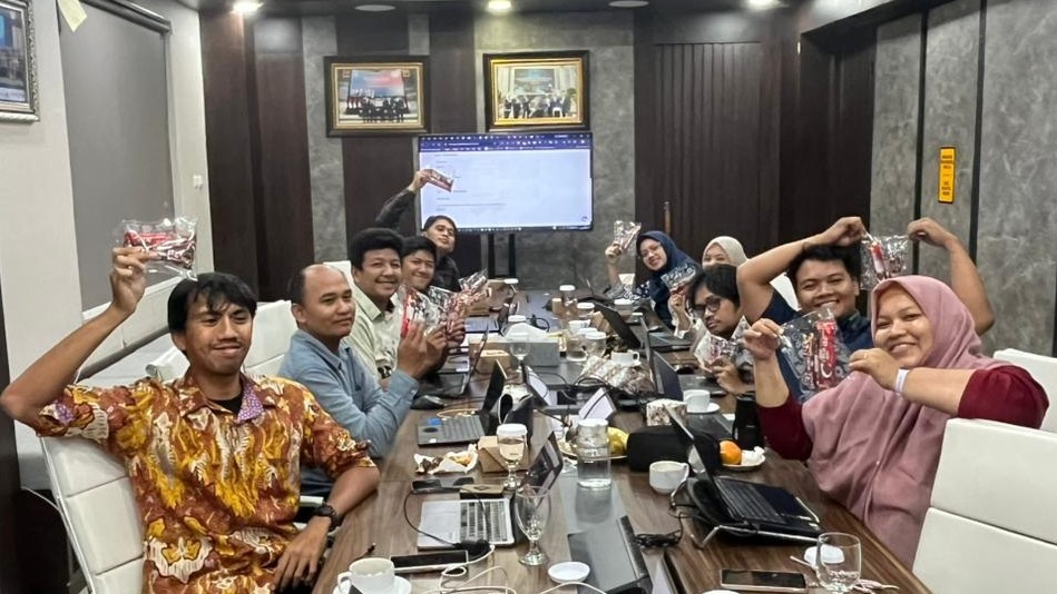 Peserta pelatihan di meja kerja saat jeda