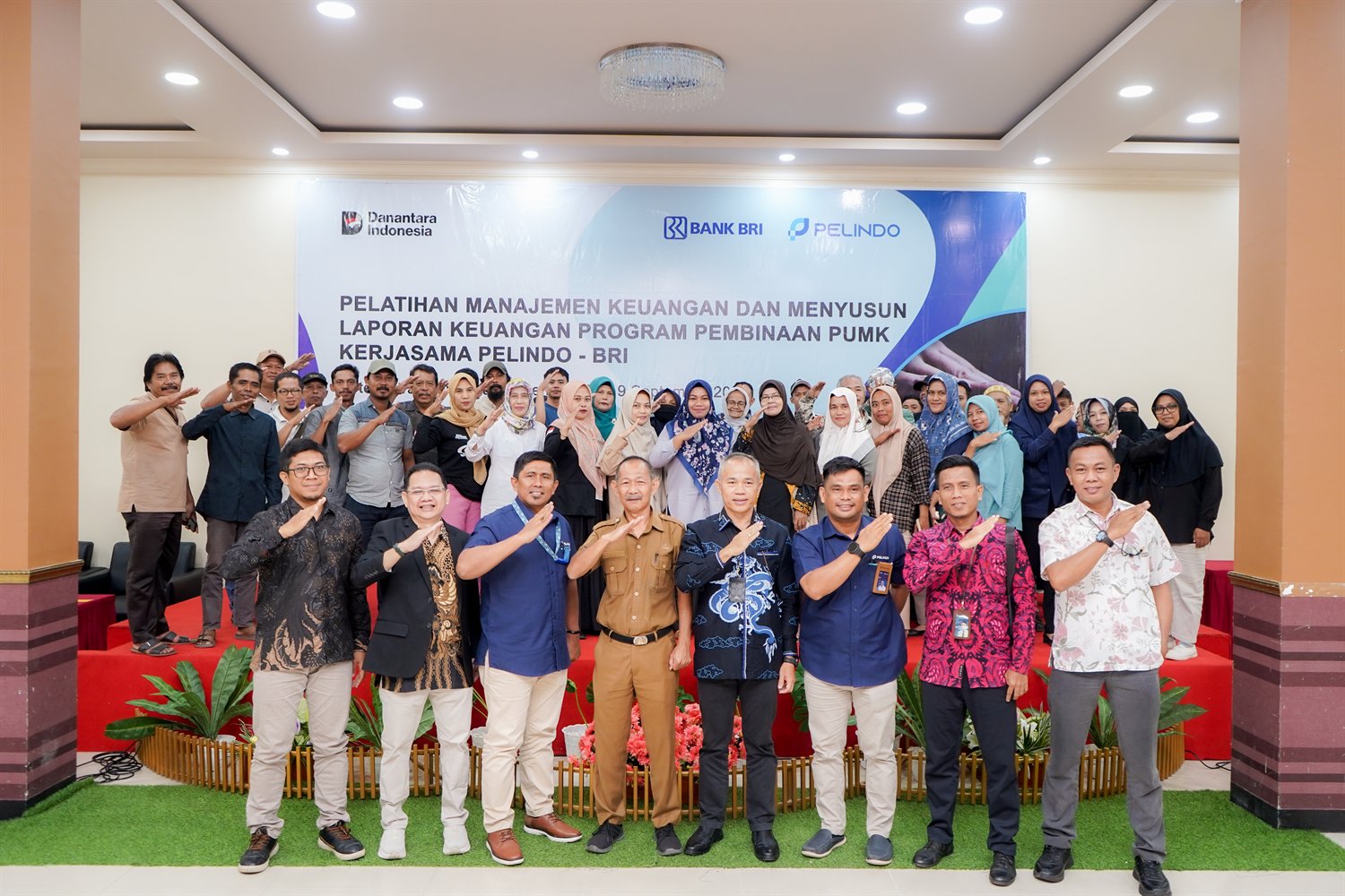 Foto bersama peserta pelatihan di depan spanduk acara Pelindo dan BRI