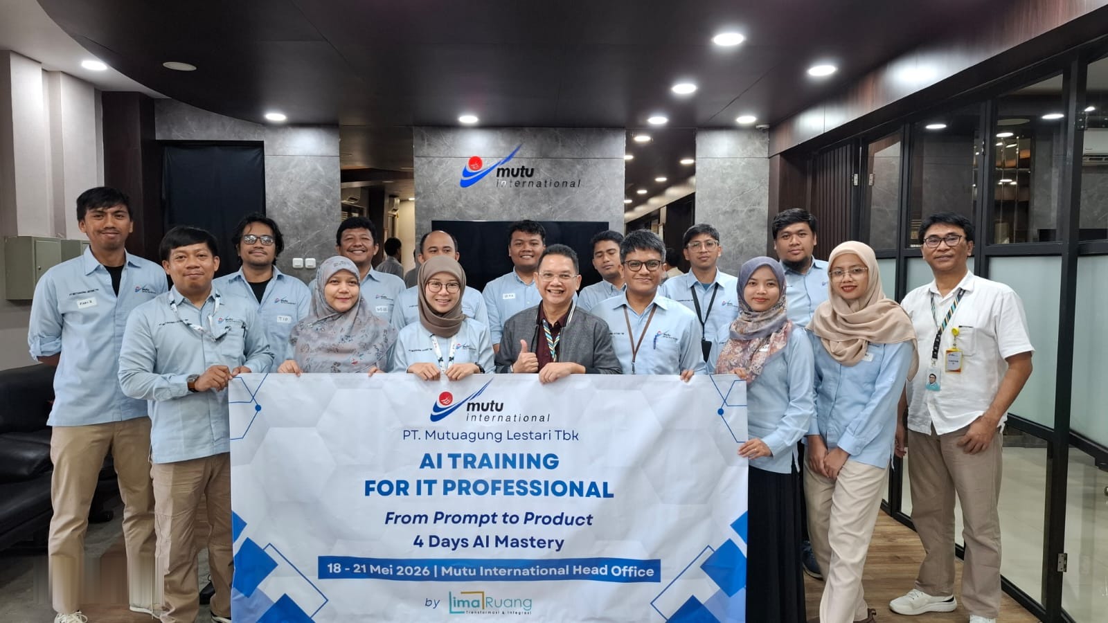 Peserta pelatihan berfoto bersama di depan spanduk AI Training for IT Professional